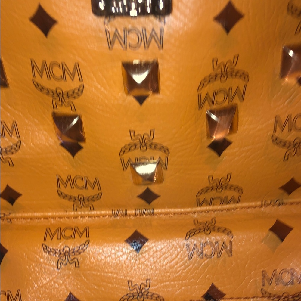 💋 Tan Backpack with Gold Accents🥰 This bag is sooo AWESOME - Picture 16 of 16